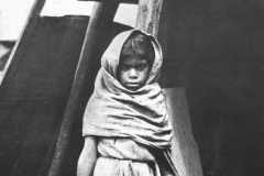 Bambina che porta acqua, 1928